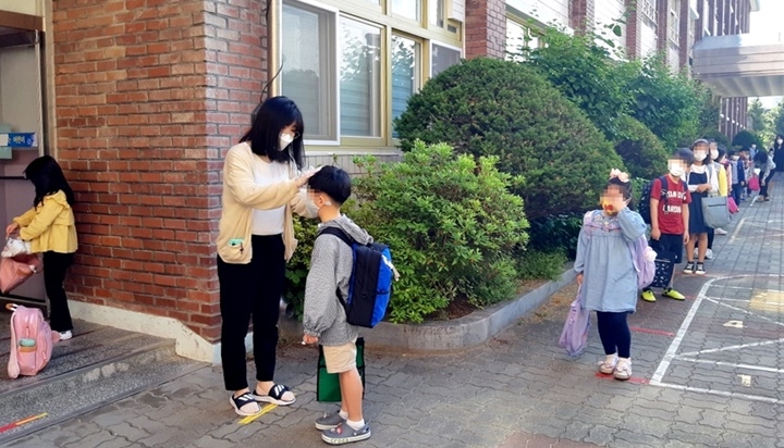 수원의 한 초등학교 학생들이 거리를 두고 학교 건물로 들어가고 있다. [사진=수원시]