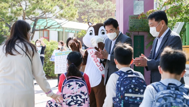 백군기 시장이 성복초등학교를 방문해 등교하는 학생들을 격려하고 있다. [사진=용인시]