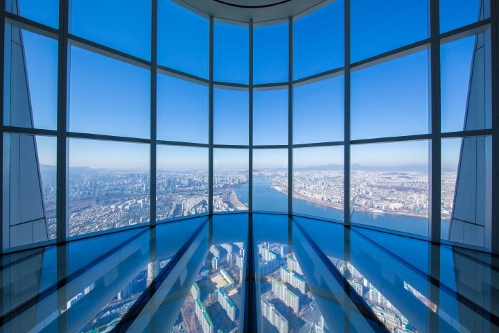 롯데월드타워 118층 스카이데크에서 보이는 맑은 하늘. [사진=롯데월드]