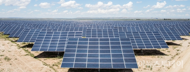 OCI가 미국 텍사스주에 건설한 66MWdc 규모 Pearl 태양광발전소 전경. [사진=OCI]