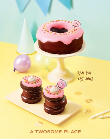 투썸플레이스가 출시한 '핑키 초키 도넛 케이크'. [사진=투썸플레이스]