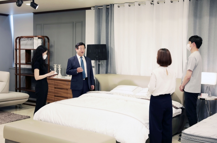 에몬스가구 김경수 회장이 직접 대리점주에게 샤론 침대를 설명하고 있다. [사진=에몬스가구]