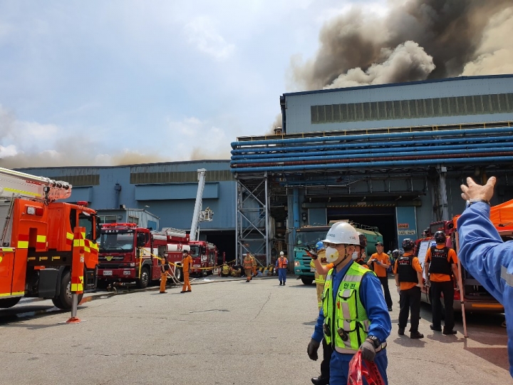 소방당국은 13일 오후 12시 30분 포스코 포항제철소 내 소둔산세공장에서 화재가 발생했다고 밝혔다. [사진=연합뉴스]