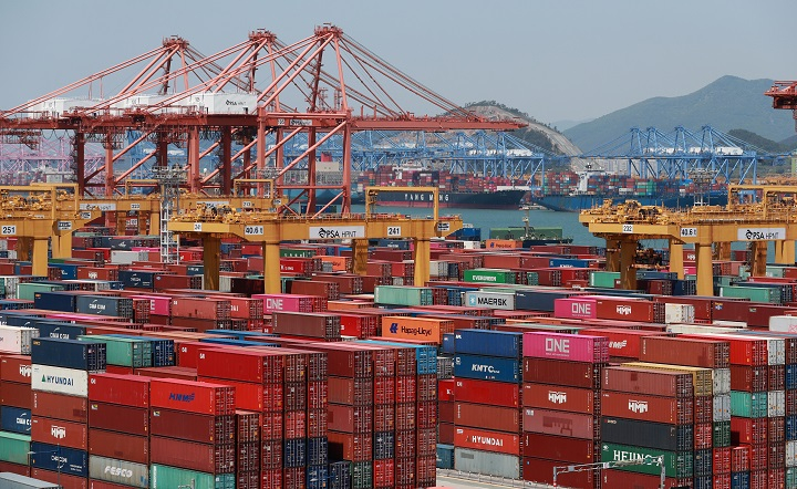 16일 한국무역협회 국제무역통상연구원은 지난 1~4월 해상운송 수출은 전년동기 대비 13.2% 감소했으며 항공운송은 4.6% 증가했다고 밝혔다. [사진=연합뉴스]