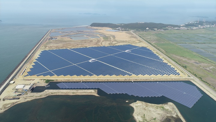 한국동서발전 당진화력본부 회매립장에 설치된 태양광 발전설비 전경. [사진=동서발전]