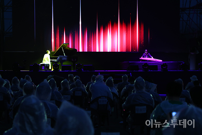 18일 오후 강원 평창군 올림픽메탈플라자에서 제2회 평창국제영화제 개막식이 열린 가운데 개막 축하공연이 펼쳐지고 있다.