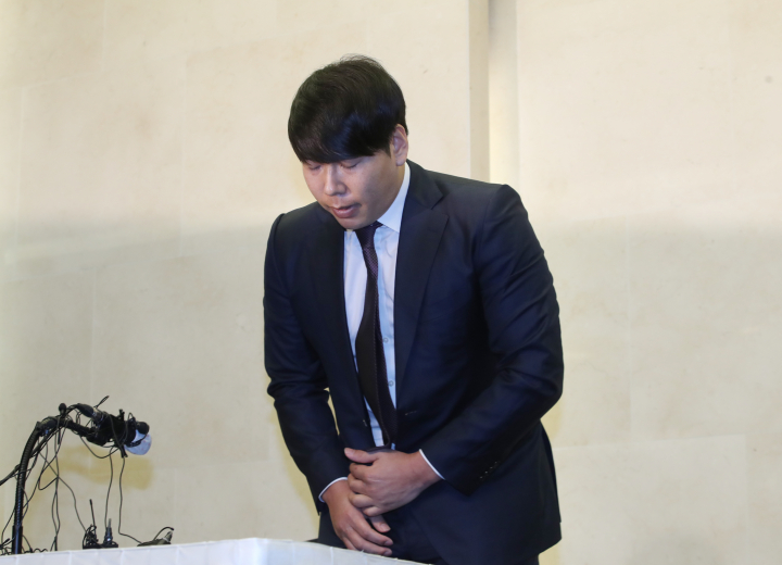 전 메이저리거 강정호(32)는 23일 기자회견을 열고 과거 음주운전 사고에 대한 사과와 함께 KBO리그 복귀 의사를 밝혔다.