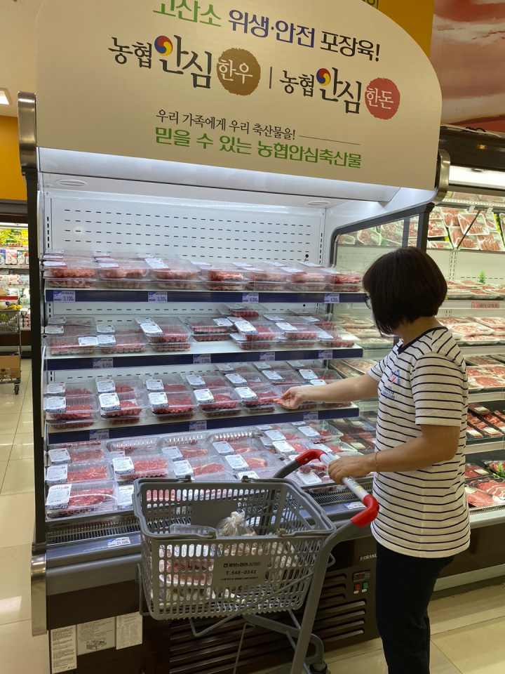 충남 아산 배방농협 하나로마트에서 소비자가 소포장축산물을 구매하고 있다. [사진=농협중앙회]