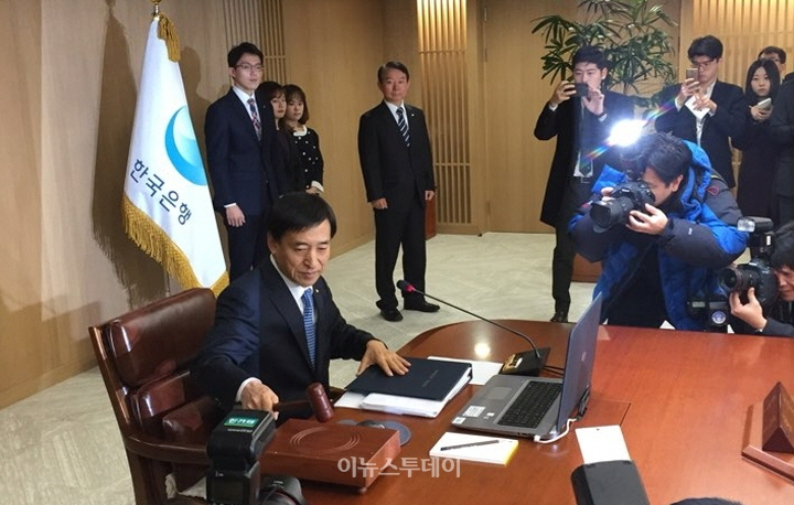 이주열 한국은행 총재가 금융통화위원회에서 의사봉을 두드리고 있다.
