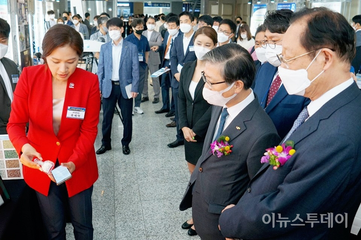 변창흠 LH 사장(오른쪽에서 두 번째)과 권기홍 동반성장위원회 위원장(맨 오른쪽)에게 제품을 설명하고 있는 유세아 엔씨원 대표.