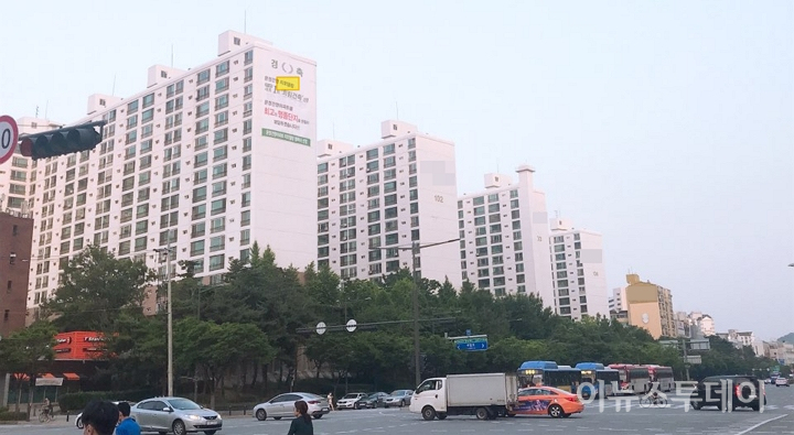 서울 한 아파트에 리모델링 결정 축하 현수막이 걸려있다. [사진=이하영 기자]