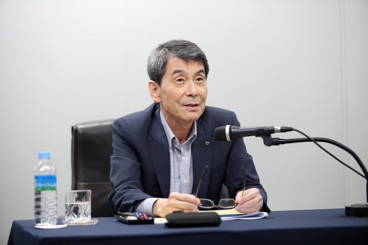 이동걸 산업은행 회장은 3일 온라인 기자간담회에서 아시아나항공 인수 문제와 관련한 입장을 밝혔다.  [사진=KDB산업은행]