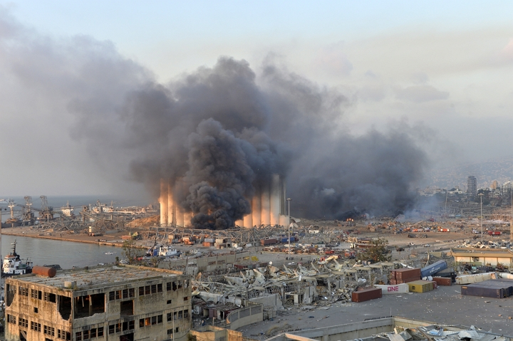 레바논 베이루트 항구 폭발 현장에서 뿜어져 나오는 검은 연기 [사진=연합뉴스]