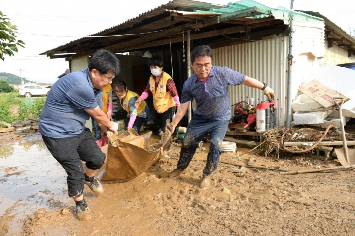 지난 2일 충북 음성 감곡면에 194㎜의 폭우가 쏟아져 피해가 잇따르는 가운데 주민들이 침수 주택의 흙을 걷어내고 있다.  [사진=음성군]