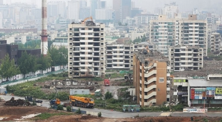 서울 강동구 둔촌 주공 아파트가 2019년 8월 철거 중이다. [사진=연합뉴스]