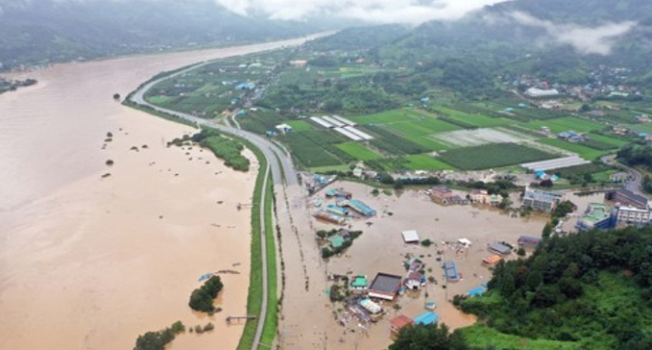 8일 오후 경남 하동군 하동읍 두곡리 두곡마을 일대가 전날부터 내린 폭우로 물에 잠겨 있다. [사진=연합뉴스]