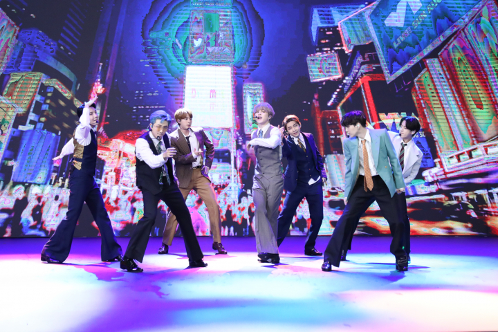 방탄소년단이 지난 30일(현지시간) 열린 MTV '비디오 뮤직 어워드'에서 '다이너마이트' 무대를 선보이고 있다. [사진=연합뉴스]