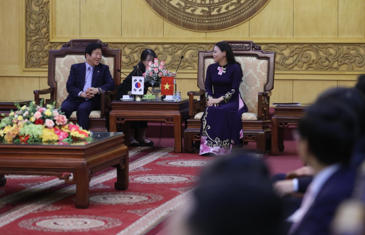 베트남을 방문한 박병석 국회의장이 응우옌 티 투 하 닌빈성 당서기와 면담하고 있다. [사진=국회의장실]