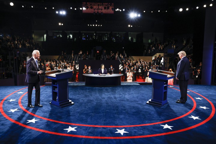 도널드 트럼프 미국 대통령과 조 바이든 민주당 대선 후보가 10월 22일(현지시간) 테네시주 내슈빌의 벨몬트 대학 교정에 마련된 마지막 TV토론회의 무대에 오르고 있다. [사진=연합뉴스]