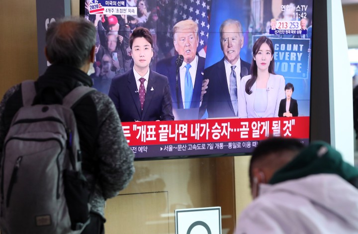 6일 서울역 대기실에서 시민들이 미국 대선 관련 뉴스를 지켜보고 있다.  [사진=연합뉴스]