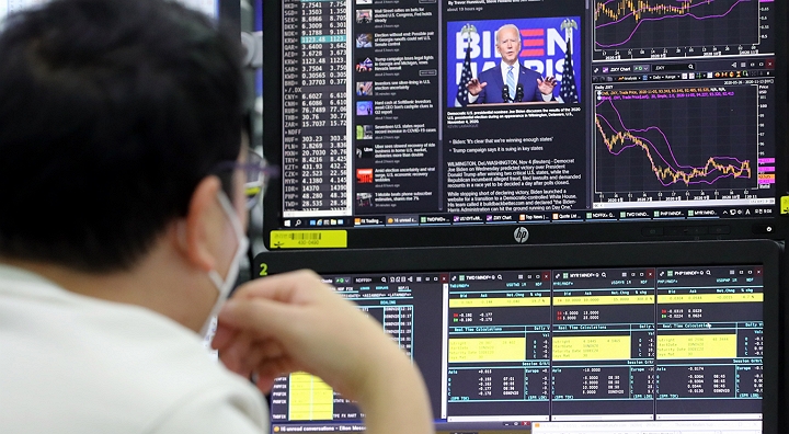 지난 6일 서울 명동 하나은행 본점에서 직원들이 미국 대선 관련 뉴스를 지켜보며 증시를 모니터하고 있다. [사진=연합뉴스]