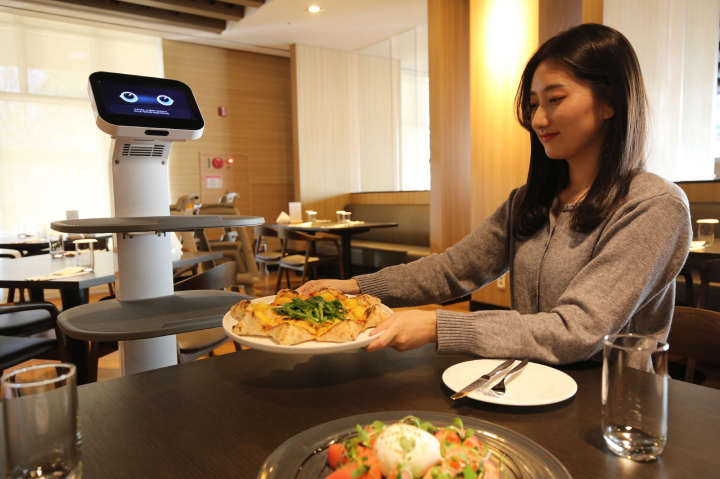 LG 클로이 서브봇(선반형)이 곤지암리조트 레스토랑에서 고객들에서 음식을 서빙하고 있다. 클로이 서브봇은 레스토랑에서는 고객이 음식을 주문하면 테이블까지 음식을 서빙하거나 식사가 끝난 테이블의 그릇들을 퇴식구로 운반한다. [사진=LG전자]