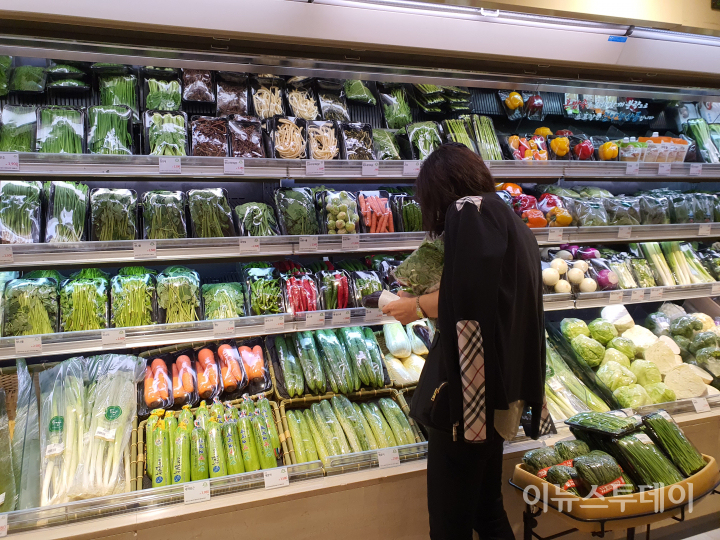 지난 여름, 서울 한 대형마트에서 소비자가 야채코너를 살펴보고 있다. [사진=신하연 기자]