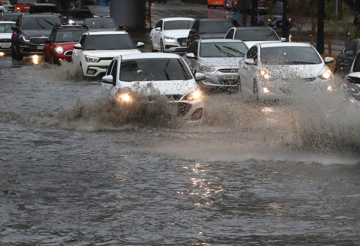 19일 오전 폭우에 침수된 도로 [사진=연합뉴스]