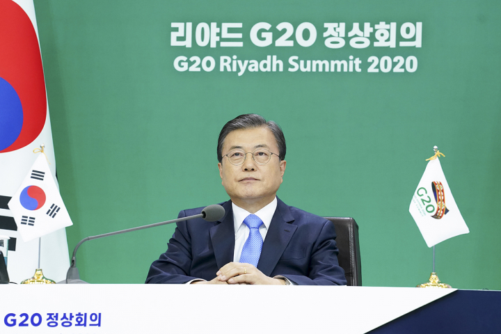 문재인 대통령은 2020년 G20 정상회의의 첫날인 21일 화상으로 제1세션(주제 : 팬데믹 극복, 성장 및 일자리 회복)과 부대행사(주제: 팬데믹 대비 및 대응)에 참석하고 있다. [사진=청와대]