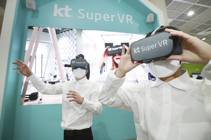 KT는 10일부터 사흘간 서울 강남구 코엑스에서 열리는 ‘코리아 VR 페스티벌 2020’에 전시관을 마련하고 다양한 실감미디어 서비스를 선보인다. KVRF 2020에 방문한 관람객들이 KT 전시관에서 슈퍼VR 콘텐츠를 즐기고 있다. [사진=KT]