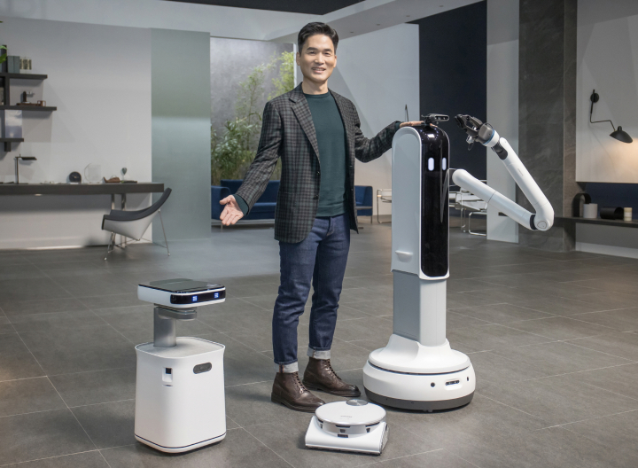 삼성전자 승현준 사장이 CES 2021 삼성 프레스컨퍼런스에서 '삼성봇™ 케어', '제트봇 AI', '삼성봇™ 핸디'를 소개하고 있다. [사진=삼성전자]