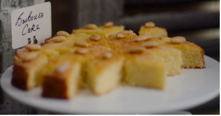 Basbousa cake바스부사 케이크: 달콤한 꿀에 오렌지, 계피를 넣고 끓인 시럽으로 흠뻑 적신 아랍식 케이크