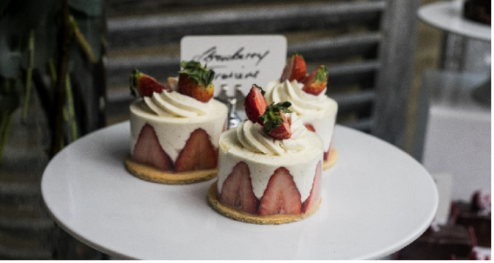 Strawberry fridge딸기 프리지에버터 크림과 커스타드 크림을 섞은 무스 케이크 위에 새콤한 딸기를 얹은 프랑스 디저트