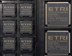 ETRI 연구진이 개발한 위성통신 ASIC 칩. [사진=ETRI]