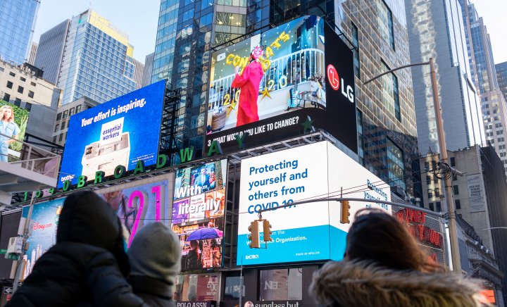 현지시간 8일 미국 뉴욕 타임스스퀘어의 전광판에서 영화 'Life in a day'가 상영되고 있다. 상영 중간 광고를 통해 집에서도 LG 올레드 TV의 압도적인 4K 화질로 영화를 즐길 수 있다고 소개했다. [사진=LG전자]