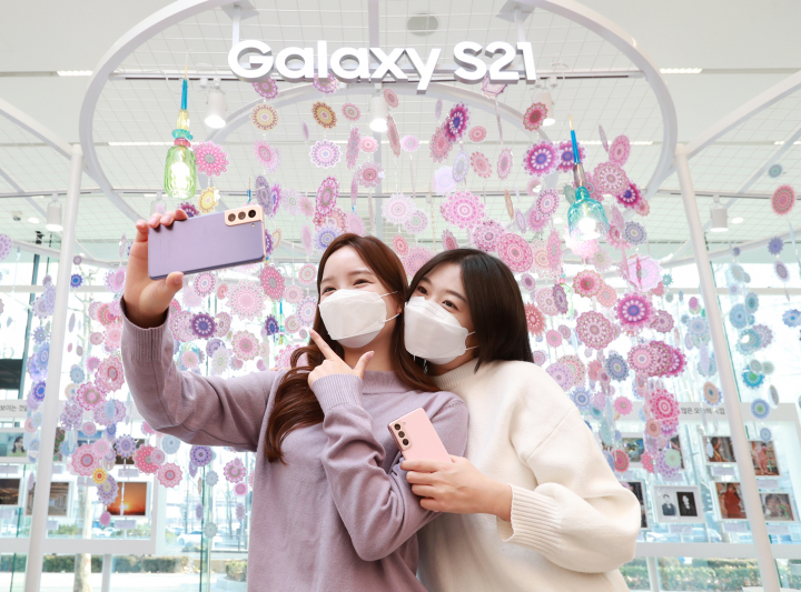 서울 강남구 삼성 디지털프라자 삼성대치점에서 소비자들이 '갤럭시 S21'로 셀피를 촬영하고 있다. [사진=삼성전자]