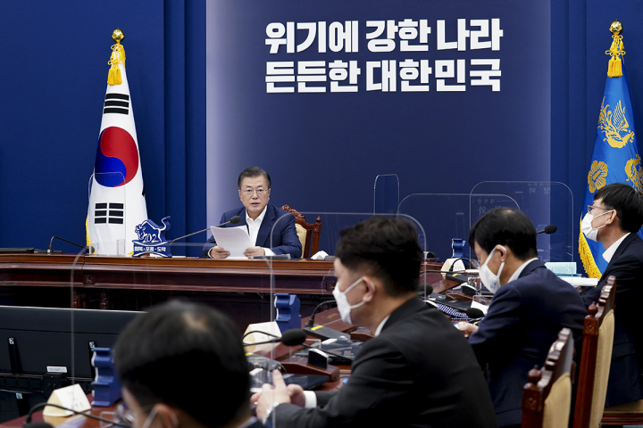 문재인 대통령이 16일 오후 청와대에서 화상회의 형식으로 열린 국토교통부 2021년 업무보고를 받고 있다. [사진=청와대]