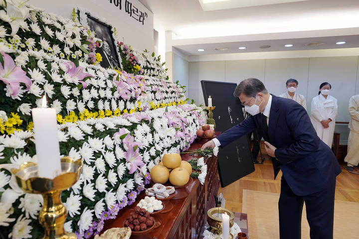 서훈 청와대 안보실장이 12일 서울 아산병원 장례식장에 마련된 고 백선엽 장군의 빈소를 조문하고 있다. [사진=청와대]