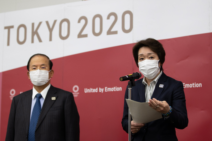 하시모토 세이코(오른쪽) 신임 도쿄올림픽조직위원회 회장이 지난달 24일 도쿄에서 화상으로 IOC 집행위원회 회의에 참석한 뒤 기자회견을 하고 있다. 왼쪽은 무토 도시로 조직위 사무총장. [사진=연합뉴스]