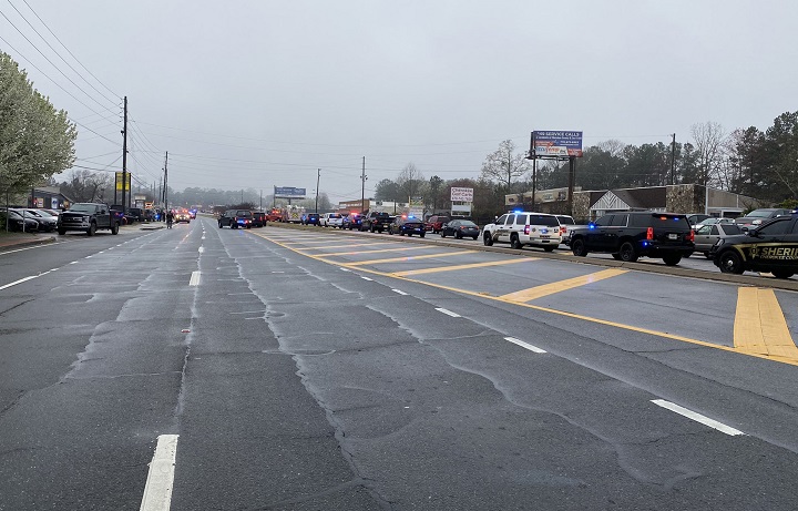 16일(현지시간) 총격 사건이 발생한 미국 조지아주 애틀랜타 교외의 한 스파 주변에 경찰차량이 출동해 현장 접근을 차단하고 있다. [사진=미국 체로키 카운티 보안관실]