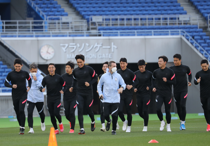 한국축구대표팀 선수들이 한일 친선 경기를 하루 앞둔 24일 오후 일본 가나가와현 요코하마시 닛산 스타디움에서 본격적인 훈련에 앞서 몸을 풀고 있다. [사진=연합뉴스]