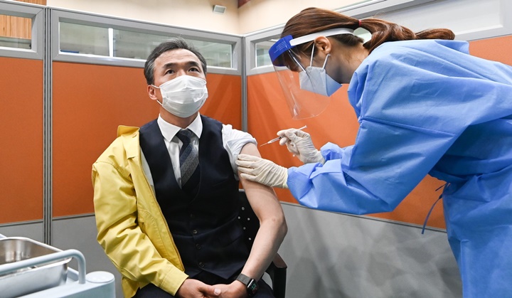 이항진 시장이 아스트라제네카 백신을 맞고 있다. [사진=여주시]