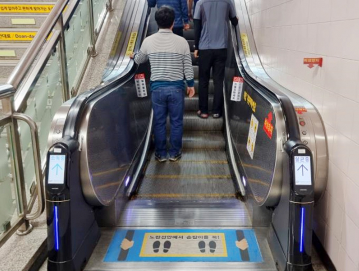 대전도시철도공사는 전 역사에 '에스컬레이터 손잡이 자동 살균청소기'를 설치했다고 밝혔다. [사진=대전도시철도공사]
