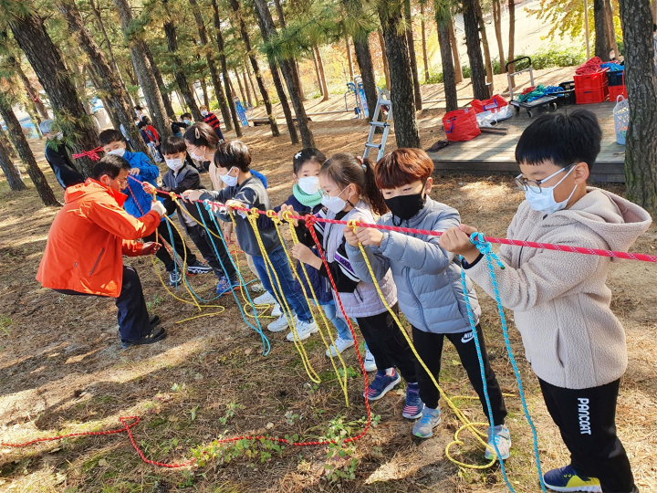 산림청은 17일부터 25일까지 한국숲사랑청소년단에서 숲교육을 위한 '학교별 활동지원' 신청을 받는다고 밝혔다. [사진=산림청]