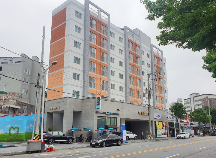 킹포트개발은 작년 12월 30일 대전 서구에 있는 어번던스힐 건물을 공매로 낙찰받은 후 건물 입주세대들에게 보증금 50% 부담해 재계약해 줘 입주세대들로부터 호응을 얻고 있다고 18일 밝혔다. [사진=킹포트개발]