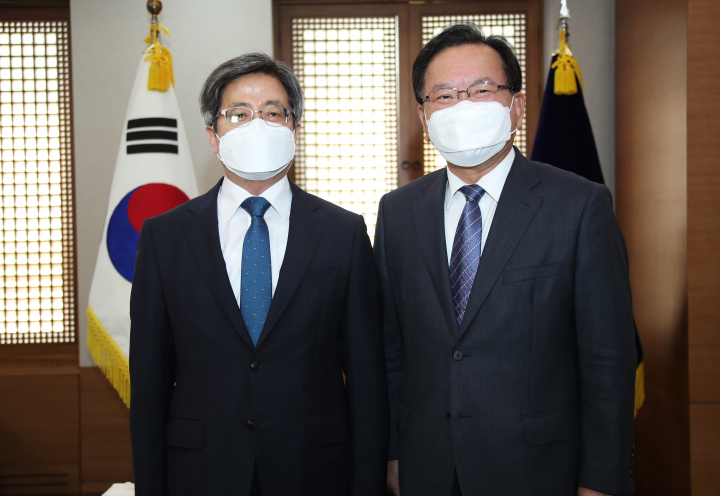 김부겸 총리(오른쪽), 김명수 대법원장 예방