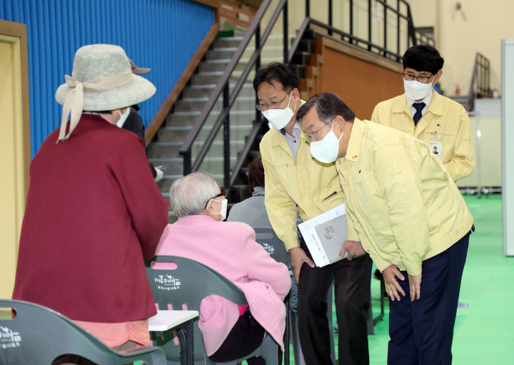 4월 15일 박일호 밀양시장이 밀양시 코로나19 예방접종센터를 방문해 어르신을 격려하고 있다. [사진=밀양시]