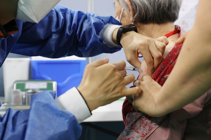 강릉아레나에 마련된 예방접종센터에서 백신 접종받고 있는 어르신 모습