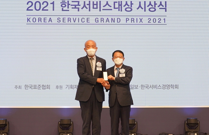 최광우 롯데건설 상무(왼쪽)가 2021 한국서비스 대상에서 수상 후 기념 촬영을 하고 있다. [사진=롯데건설]