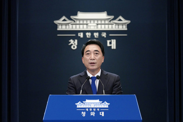 박수현 청와대 국민소통수석이 5일 춘추관에서 정무직 인사 발표 관련 브리핑을 하고 있다. [사진=청와대]